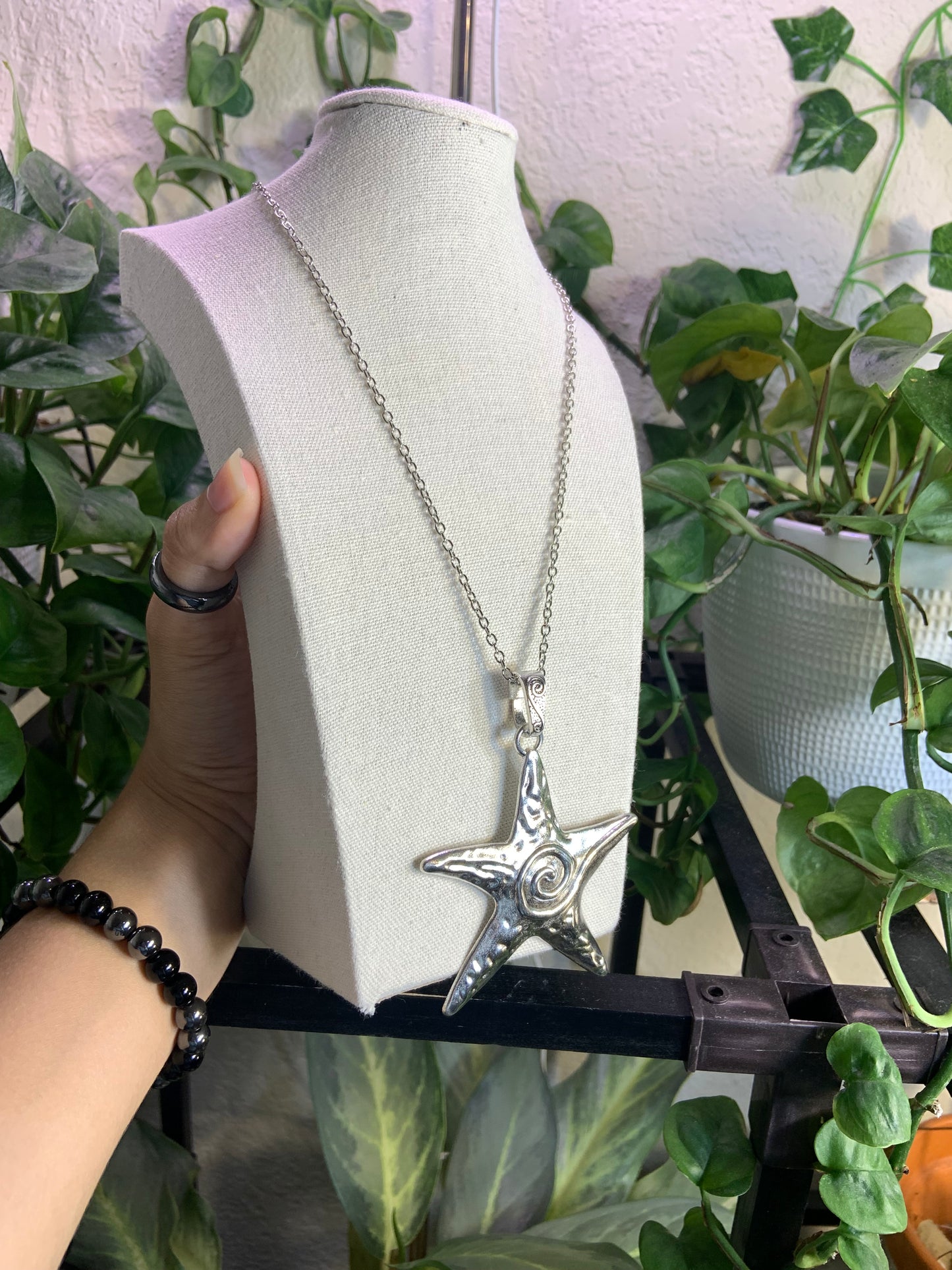 Metal star necklace