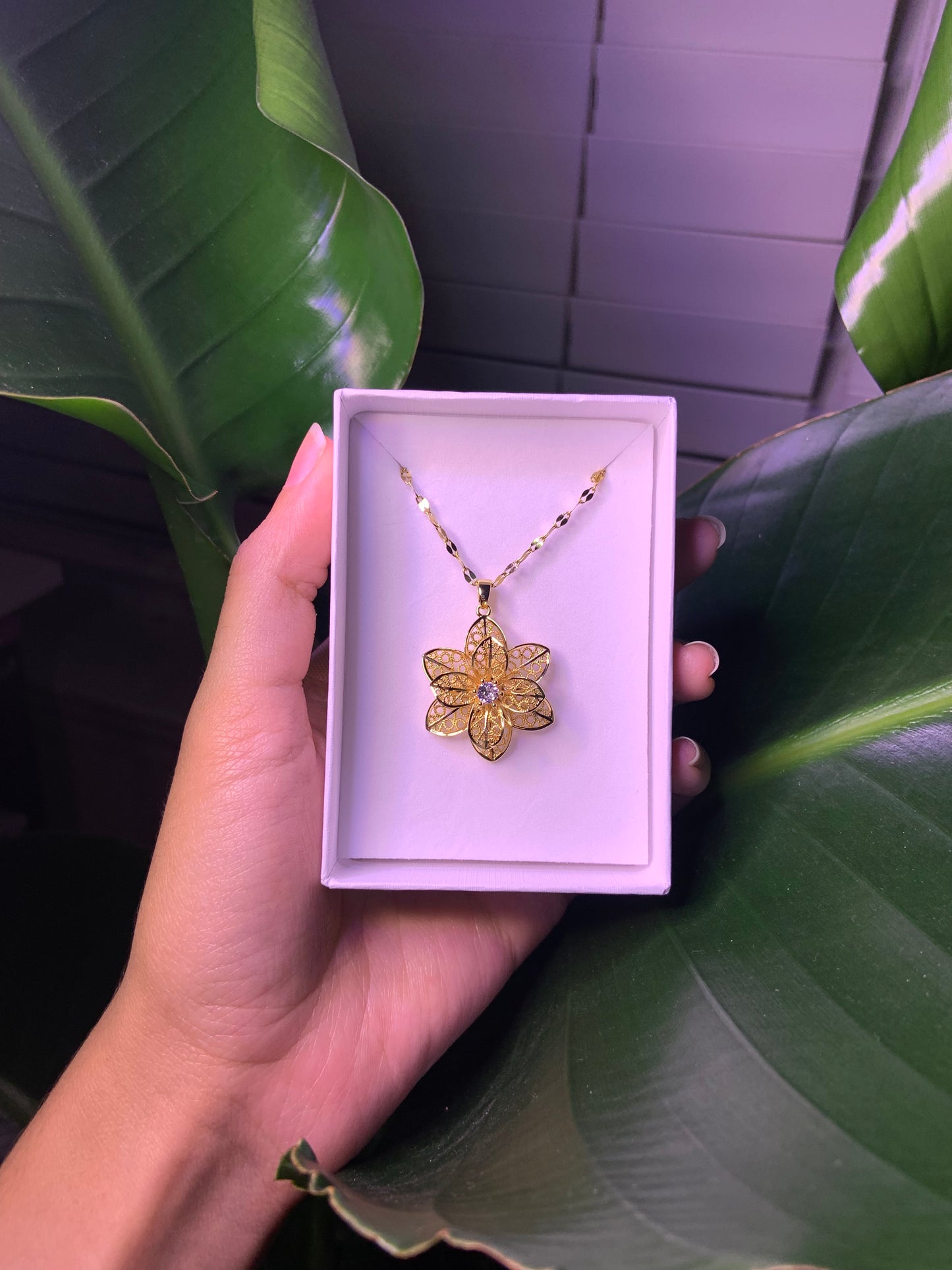 Uniquely Designed Spinning Gold Flower Necklace