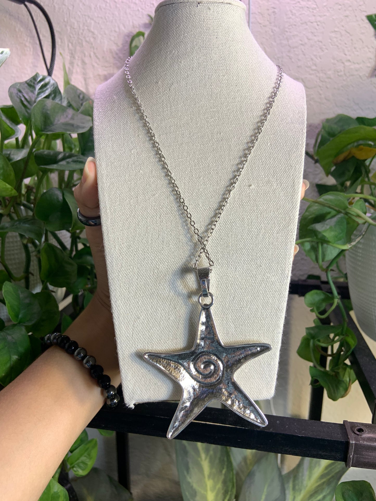 Metal star necklace