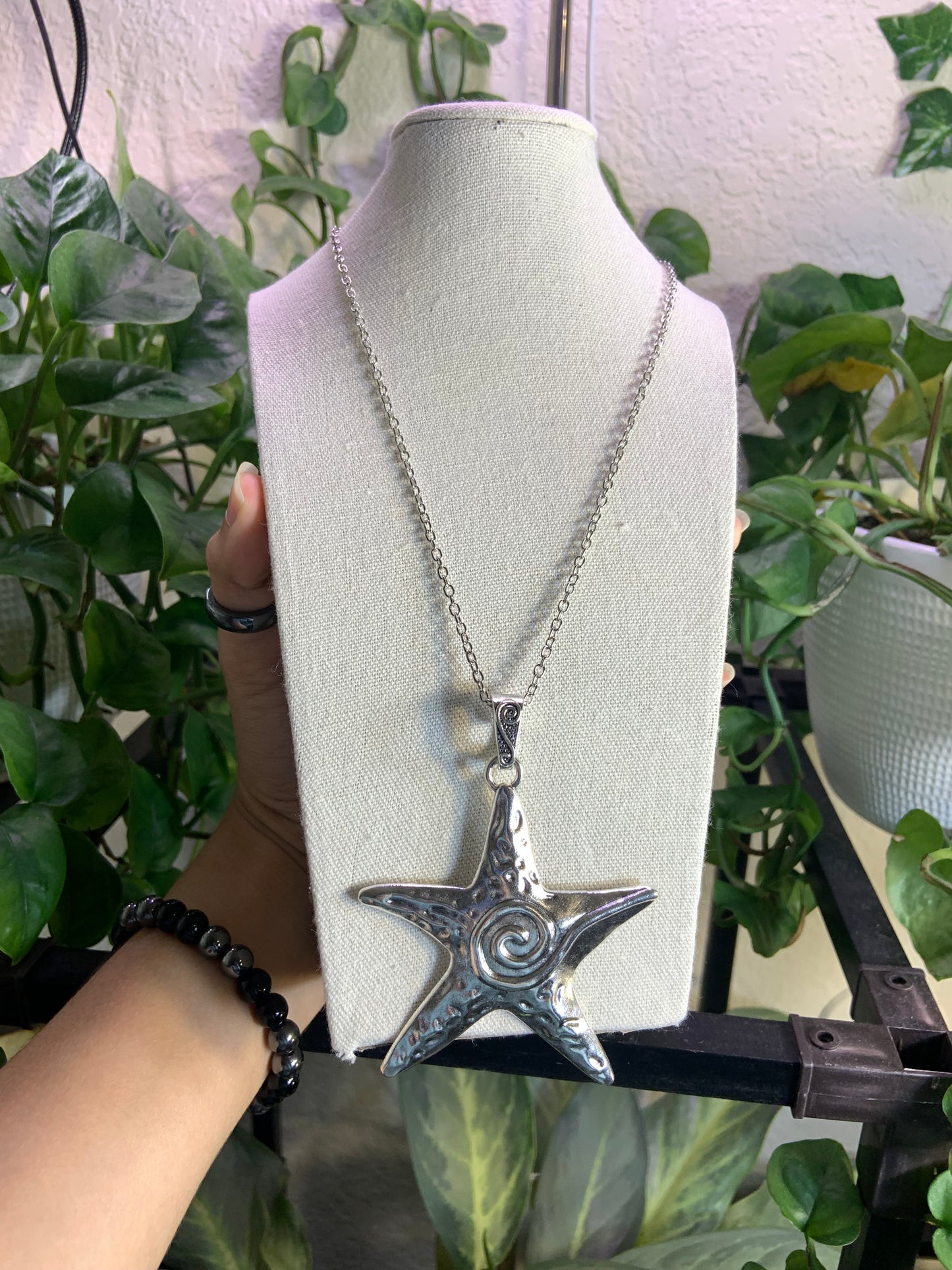 Metal star necklace