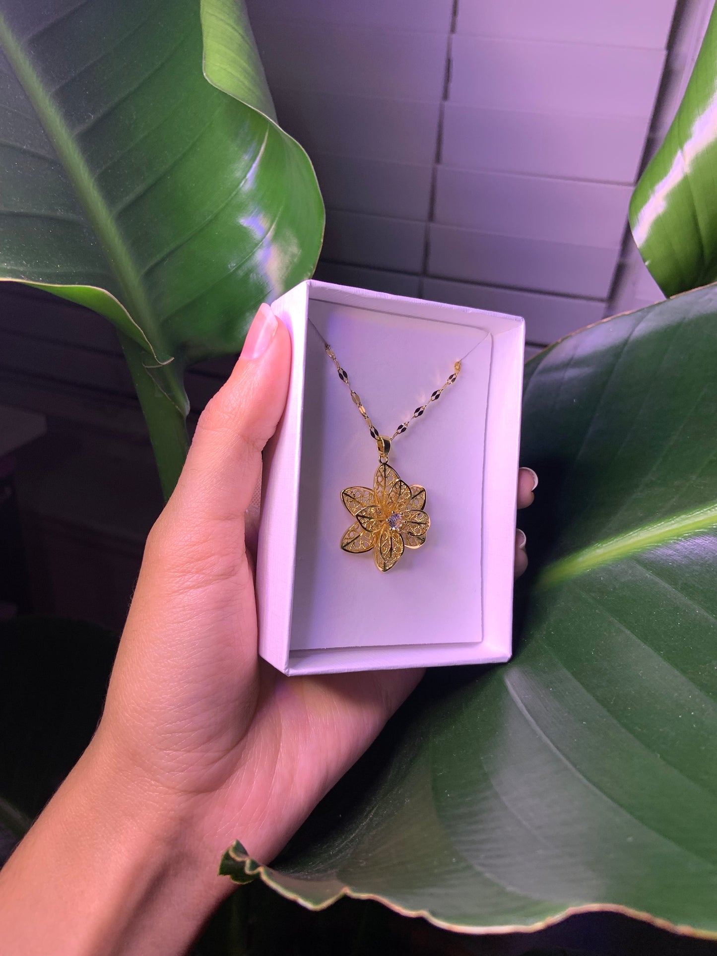 Uniquely Designed Spinning Gold Flower Necklace