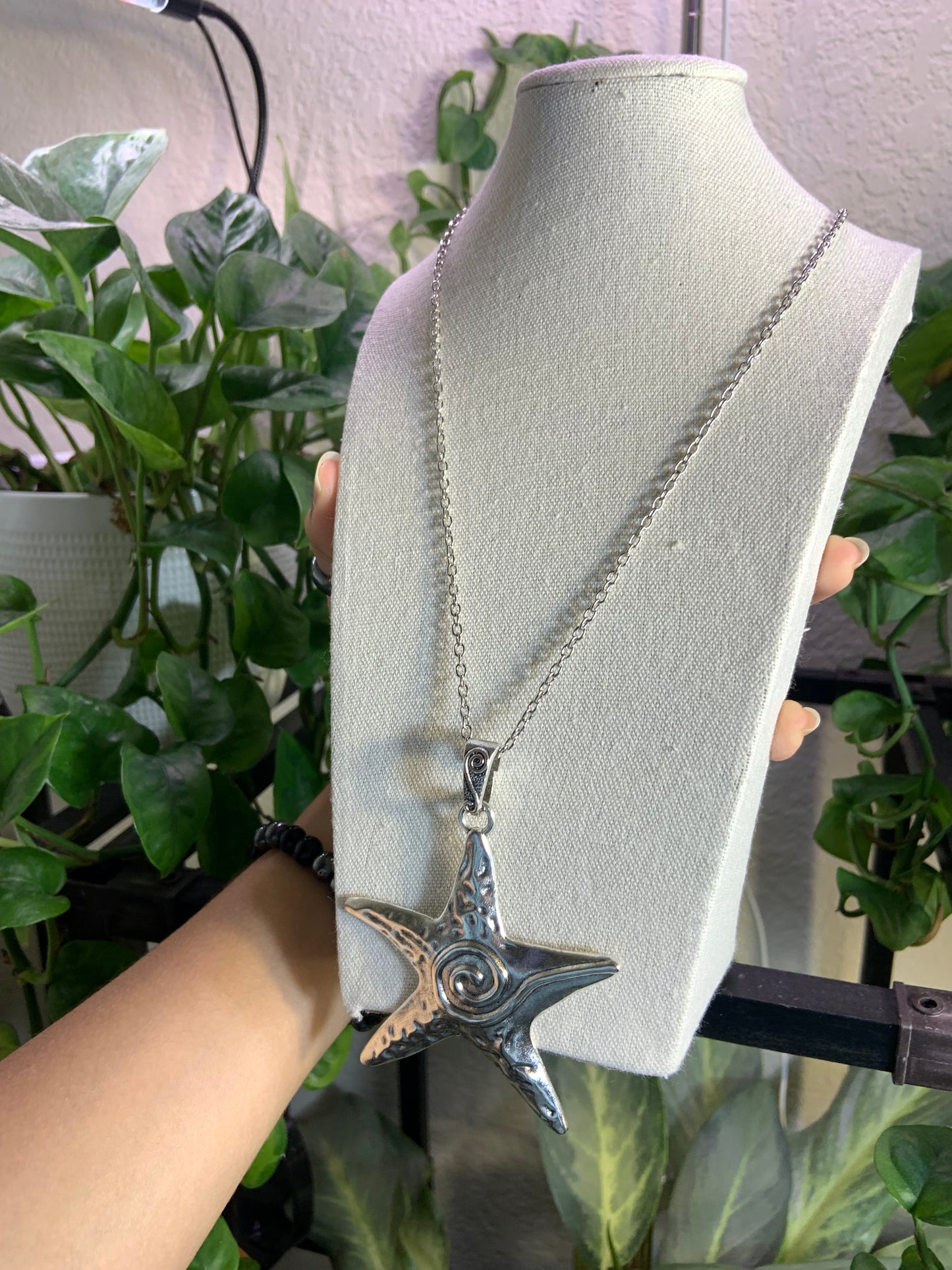 Metal star necklace