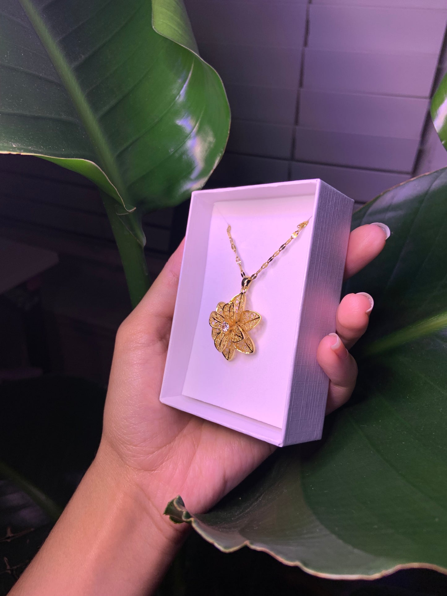 Uniquely Designed Spinning Gold Flower Necklace